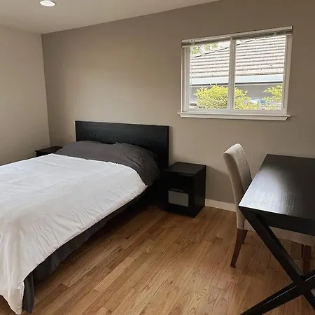 Modern, Renovated 5B/3Ba Near Apple, Kaiser